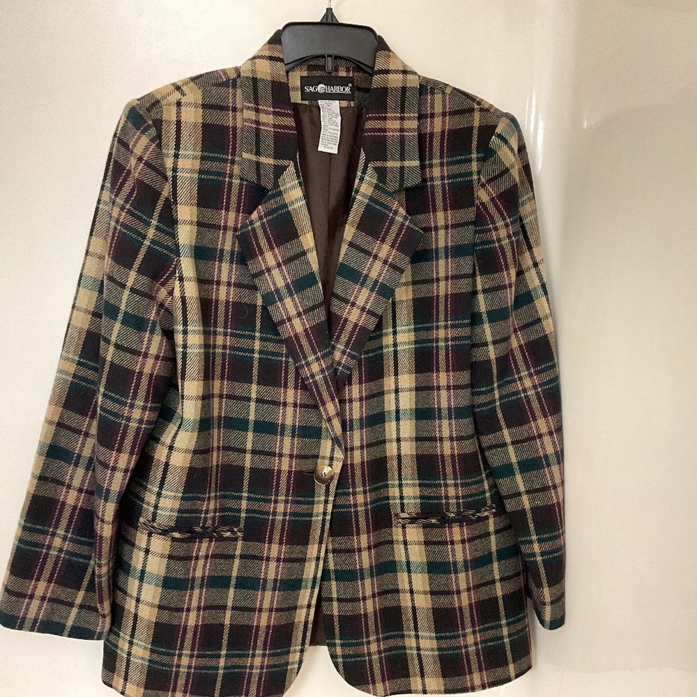 Size 14 Blazer with front slit pockets